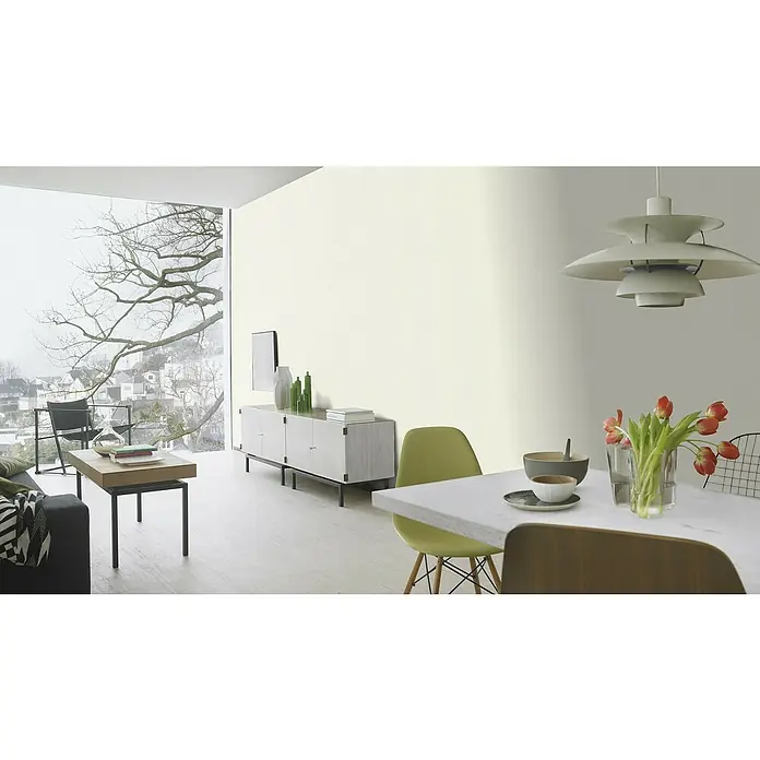 Rasch Vliestapete - Weiß/Creme, Uni, 10,05 x 0,53 m, Matt, Feine Struktur - Helles Wohnzimmer mit skandinavischem Flair, mit Sideboard, Tisch und Stühlen, dazu eine Pendelleuchte und Dekorationen.