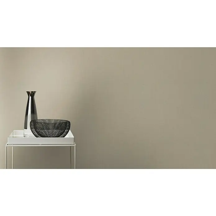 Rasch Vliestapete - Braun, Uni, 10,05 x 0,53 m, Matt, Feine Struktur - Dekorative Elemente auf einem modernen Beistelltisch, darunter eine Vase und eine kunstvolle Metallschale, die Eleganz und Stil ausstrahlen.