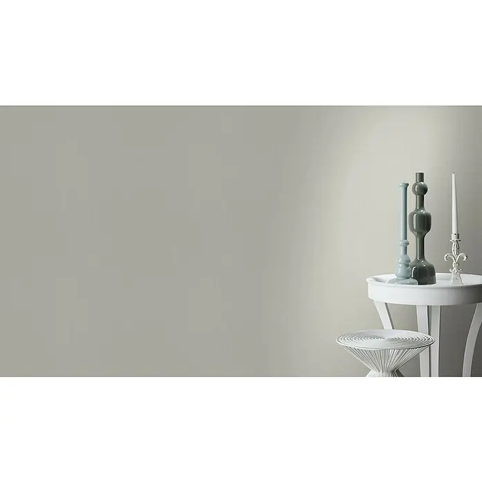 Rasch Poetry Vliestapete - Beige/Taupe, Uni, 10,05 x 0,53 m - Elegante Deko-Szene mit stilvollen Vasen und einem Kerzenständer auf einem weißen Beistelltisch, die eine ruhige und moderne Atmosphäre schafft.