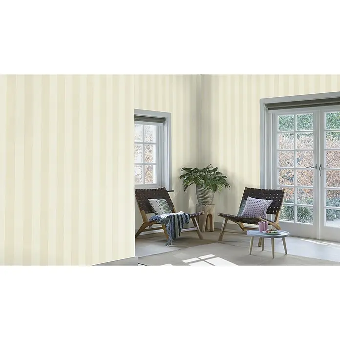 Rasch Poetry Vliestapete - Beige, Streifen, 10,05 x 0,53 m - Ein helles Zimmer mit gestreifter Tapete, Sesseln und einem Tisch. Die gestreifte Tapete verleiht dem Raum eine elegante Note.
