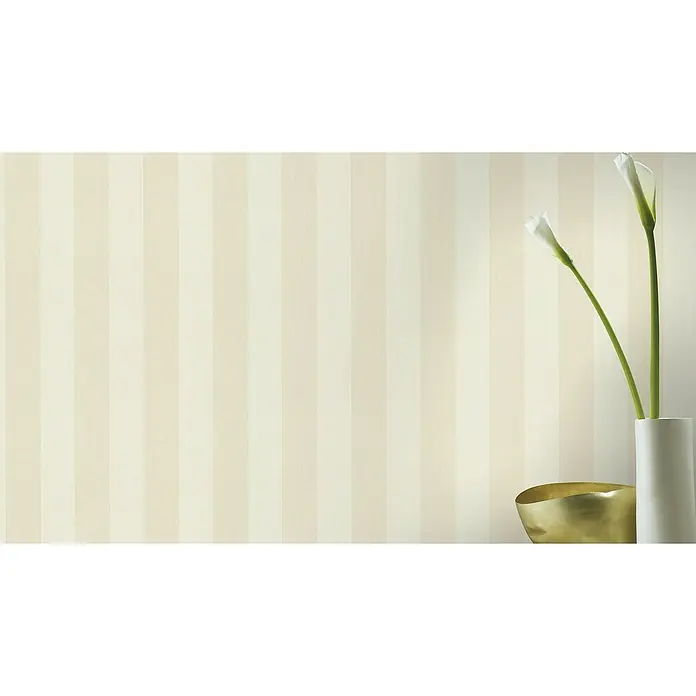 Rasch Poetry Vliestapete - Beige, Streifen, 10,05 x 0,53 m - Nahaufnahme einer Wand mit gestreiftem Tapetenmuster und zwei weißen Calla-Lilien in einer weißen Vase, neben einer goldenen Schale.