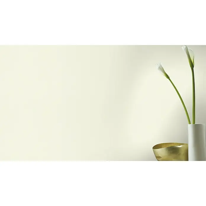 Rasch Unsere Besten 2022 Vliestapete - Creme, Uni, 10,05 x 0,53 m - Elegantes Stillleben mit weißen Calla-Lilien in einer schlanken Vase und einer goldenen Schale, vor einem dezenten, hellen Hintergrund.