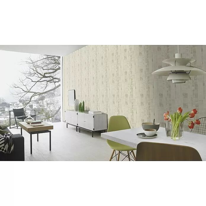 Rasch Factory 4 Vliestapete Fliesen - Creme, Fliesenoptik, 10,05 x 0,53 m - Hellbeige Tapete mit abstraktem Blockmuster, die ein modernes Wohnzimmer schmückt.