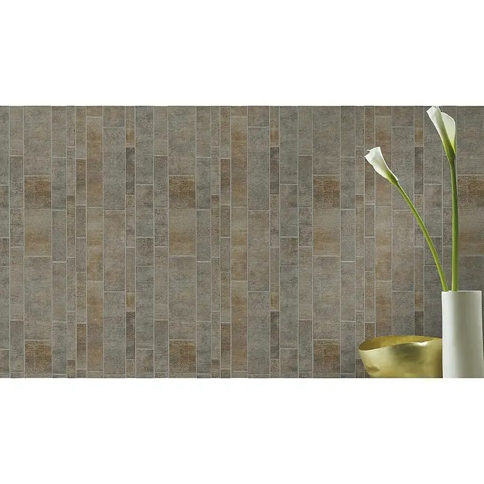 Rasch Factory 4 Vliestapete Fliesen - Grau, Fliesenoptik, 10,05 x 0,53 m - Nahaufnahme einer Wand mit horizontal gestreiften Fliesen in Braun- und Grautönen. Eine minimalistische Vase und Schale stehen davor.