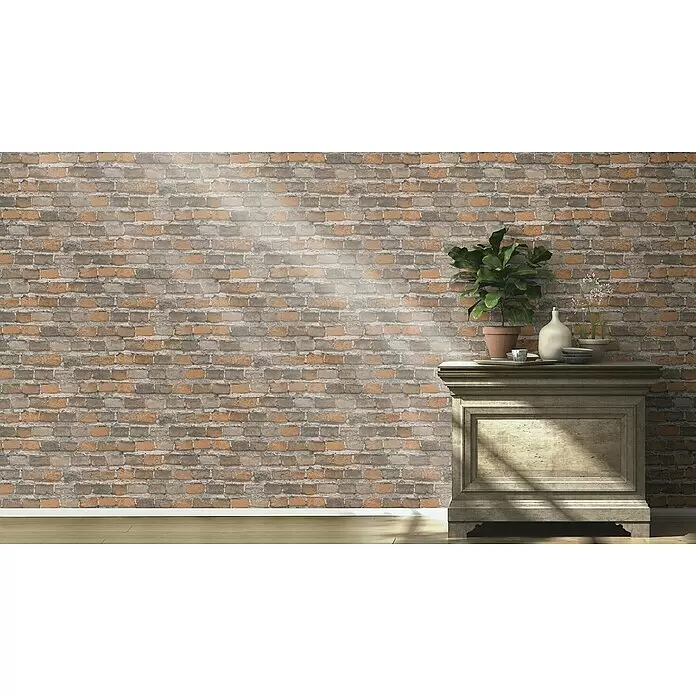 Rasch Factory 4 Vliestapete Steinmauer - Braun, Steinoptik, 10,05 x 0,53 m - Rustikale Ziegelwand aus rotbraunen und grauen Ziegeln, mit einem Holzschrank und Topfpflanzen im Vordergrund.