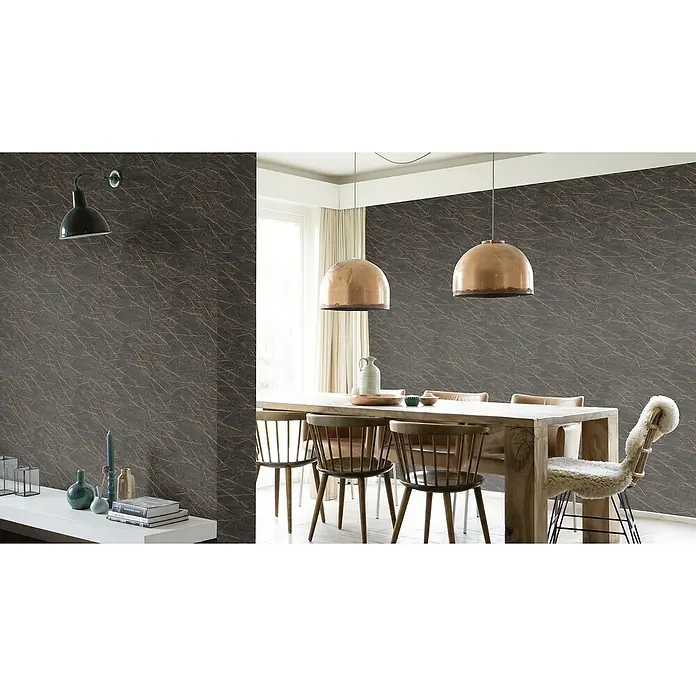 Rasch Factory 4 Vliestapete Marmor - Schwarz, Steinoptik, 10,05 x 0,53 m - Eine stilvolle Esszene mit einer markanten Wandtapete in Marmoroptik, die dem Raum Charakter verleiht. Das Licht betont das Texturdesign der Tapete.