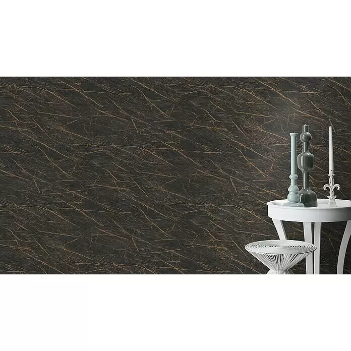 Rasch Factory 4 Vliestapete Marmor - Schwarz, Steinoptik, 10,05 x 0,53 m - Dunkle Wand mit elegantem Goldadermuster, inszeniert in einem Raum mit weißem Beistelltisch.