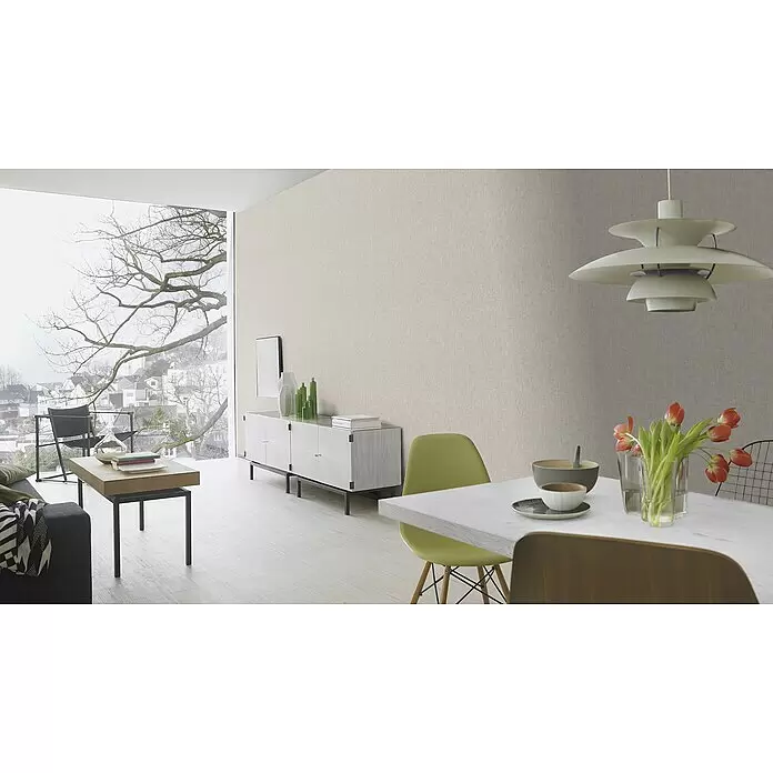 Rasch Factory 4 Vliestapete - Silber, Uni, 10,05 x 0,53 m - Hellbeige strukturierte Tapete an einer Wand in einem hellen, modernen Wohn- und Essbereich.