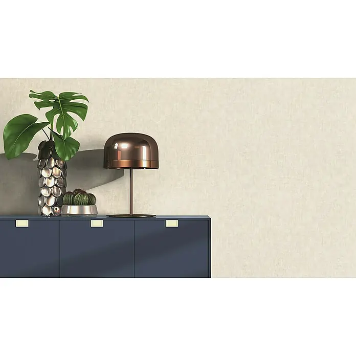 Rasch Factory 4 Vliestapete - Hellbraun, Uni, 10,05 x 0,53 m - Elegante Kommode in tiefem Blau mit goldenen Griffen, geschmückt mit einer Lampe, einer Monstera-Pflanze und einem Kaktus.