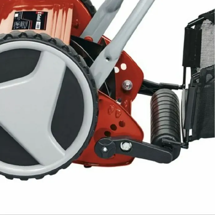 Einhell Cortacésped helicoidal GC-HM 300 - Ancho de corte: 30 cm, 150 m² - Vista detallada de un cortacésped, con marco rojo, rueda gris y cesta de recogida negra. El enfoque está en la construcción y componentes.
