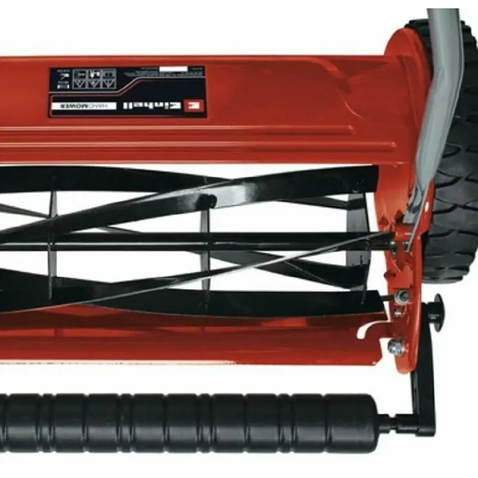 Einhell Cortacésped helicoidal GC-HM 300 - Ancho de corte: 30 cm, 150 m² - Vista detallada de un cortacésped manual Einhell, rojo y negro, con cuchillas afiladas para un corte preciso. Ideal para jardines pequeños.