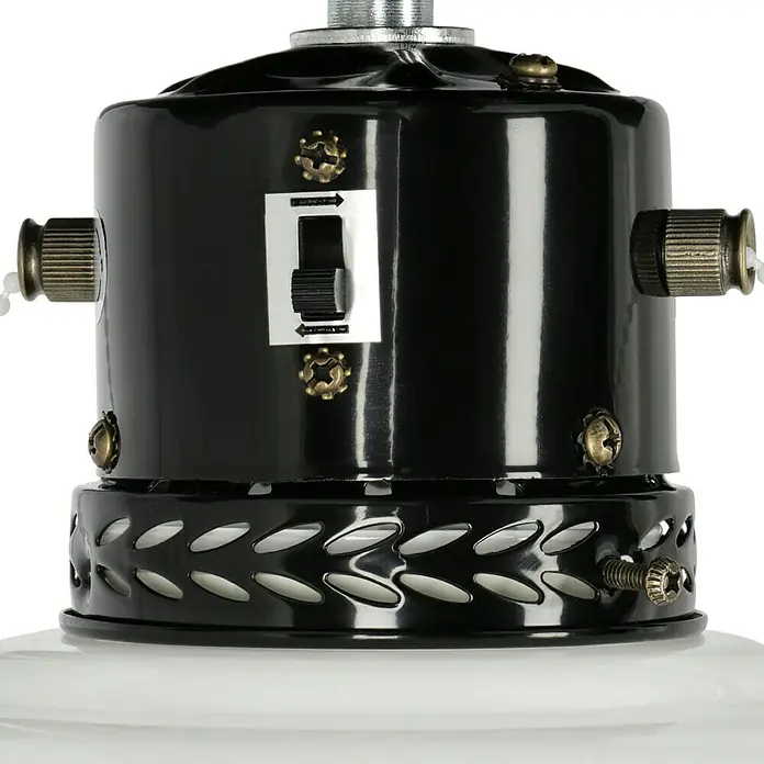 Voltomat Deckenventilator Bungonia - Schwarz, 105 cm, 60 W - Detailaufnahme einer schwarzen Lampenhalterung mit Zugschaltern und dekorativen Schrauben. Das Design wirkt klassisch und industriell.