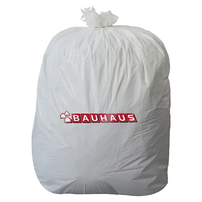 BAUHAUS Bauschuttsack - 120 l - Ein weißer Müllsack der Marke Bauhaus, prall gefüllt und oben zugebunden, vor einem schwarzen Hintergrund.