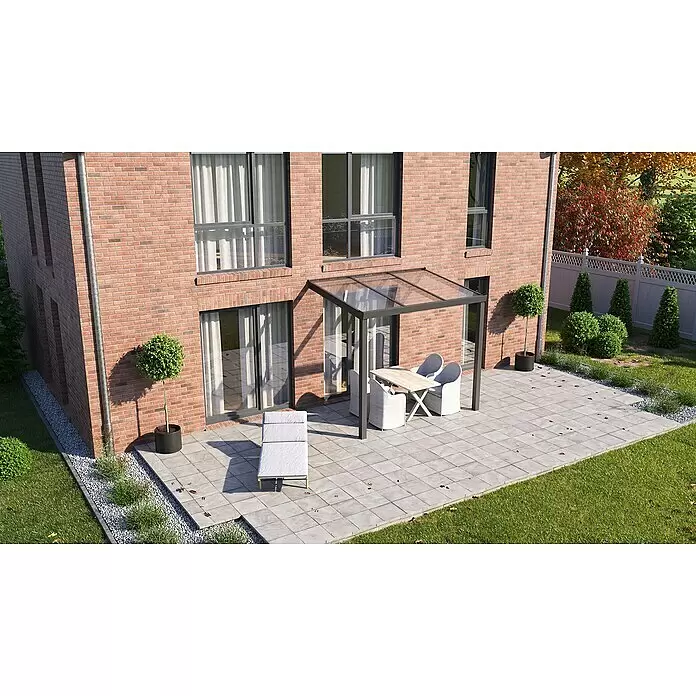Hohlkammerplatte ECO-UV - 2.000 x 980 x 16 mm, Polycarbonat, Transparent - Moderne graue Terrassenüberdachung mit transparentem Dach vor einem Backsteinhaus über einer gepflasterten Terrasse.