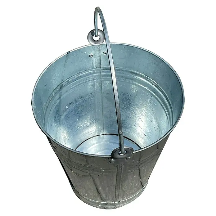 Baueimer - Fassungsvermögen: 10 l, Verzinkt - Ein leerer, glänzender Metalleimer mit Henkel, ideal für Gartenarbeit oder Reinigung, vor einem neutralen Hintergrund.