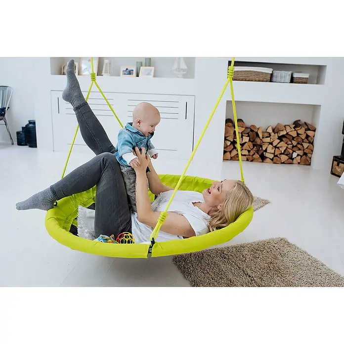 Hudora Nestschaukel 110 - Durchmesser: 110 cm, Grün, Gelb - Eine Mutter genießt die Zeit mit ihrem Baby in einer grünen Hängematte im Haus. Die Hängematte bietet Komfort und Spaß für beide.