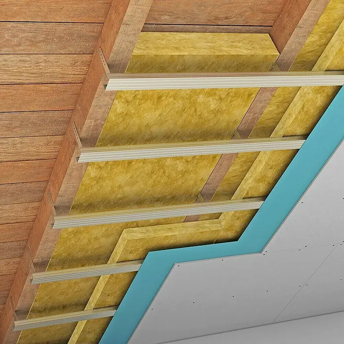 Fermacell Gipsfaserplatte 1-Mann-Platte - 1.500 x 1.000 x 12,5 mm - Detailansicht einer Dachisolierung mit gelber Dämmwolle, Unterkonstruktion und Gipskartonplatten.