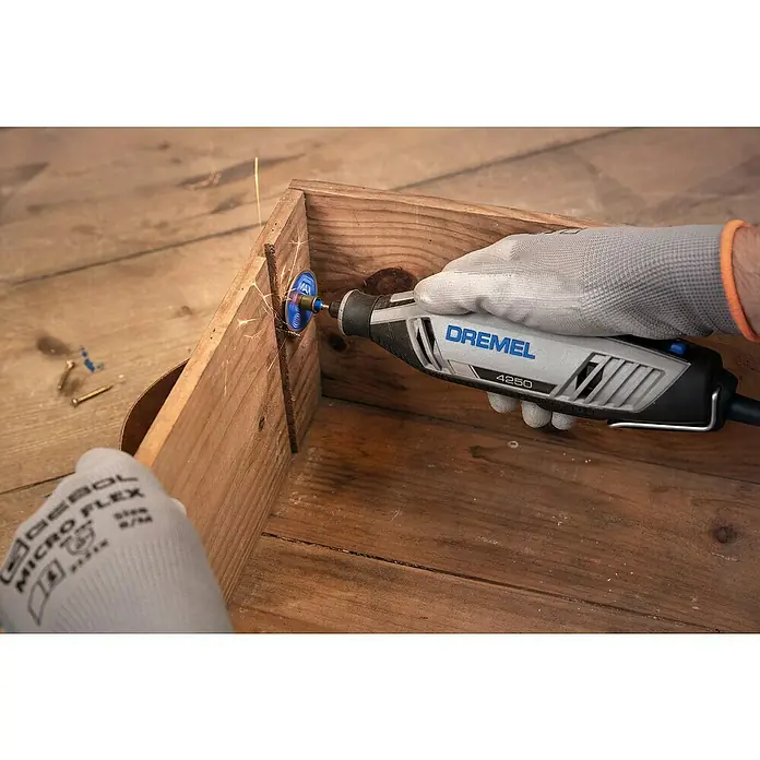 Dremel EZ SpeedClic Trennscheibe Max Premium SC456DM - Geeignet für: Metall, Durchmesser: 38,1 mm, Passend für: Dremel Multifunktionswerkzeug - Der Dremel 4250 beim Bearbeiten eines Holzstücks, wobei Funken fliegen. Das multifunktionale Werkzeug ist ideal für Heimwerkerarbeiten.