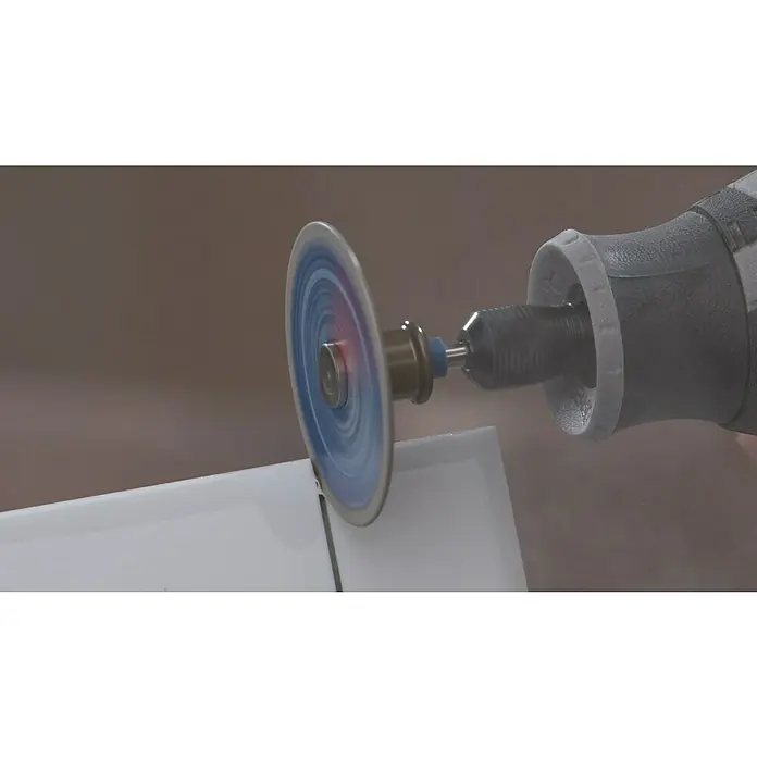 Dremel EZ SpeedClic Disco de corte de diamante SC545DM - Diámetro: 38,1 mm, Específico para: Multiherramienta Dremel - Primer plano de una herramienta rotativa Dremel con un disco de corte conectado, que se utiliza para cortar un azulejo.