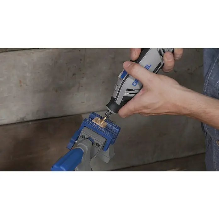 Dremel Fräsmesser 9903DM - Arbeitsdurchmesser: 3,2 mm, Rund - Nahaufnahme eines Dremel-Rotationswerkzeugs beim Bohren eines Lochs in ein kleines Holzstück, das in einem Schraubstock befestigt ist.