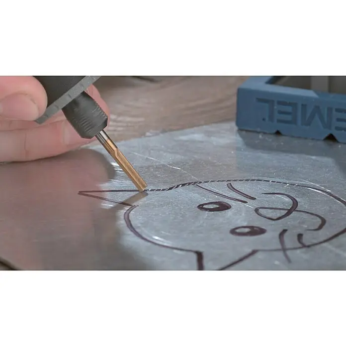 Dremel Fräsmesser 9901DM - Arbeitsdurchmesser: 3,2 mm, Flach - Detailaufnahme eines Dremel-Werkzeugs beim Gravieren einer Katzenzeichnung auf eine Metalloberfläche, ideal für Hobbykünstler und Heimwerker.