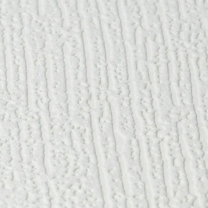 Rasch Vliestapete Deco Style - Braun, Uni, 10,05 x 0,53 m, Feine Struktur - Detailaufnahme einer weißen, strukturierten Oberfläche mit vertikalen Linien.
