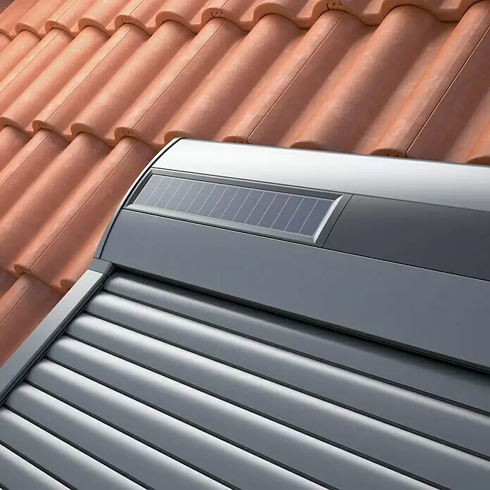 Dachfenster-Rollladen SSR - 78 x 118 cm, Passend für: Solid Elements Dachfenster - Dunkelgrauer Rollladen mit integriertem Solarpanel auf einem Ziegeldach.