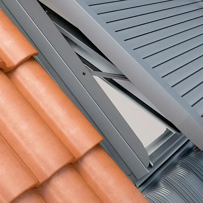 Dachfenster-Rollladen SSR - 78 x 118 cm, Passend für: Solid Elements Dachfenster - Nahaufnahme eines Dachfensters mit Rollladen zwischen roten Ziegeln und transparenten Wellplatten.