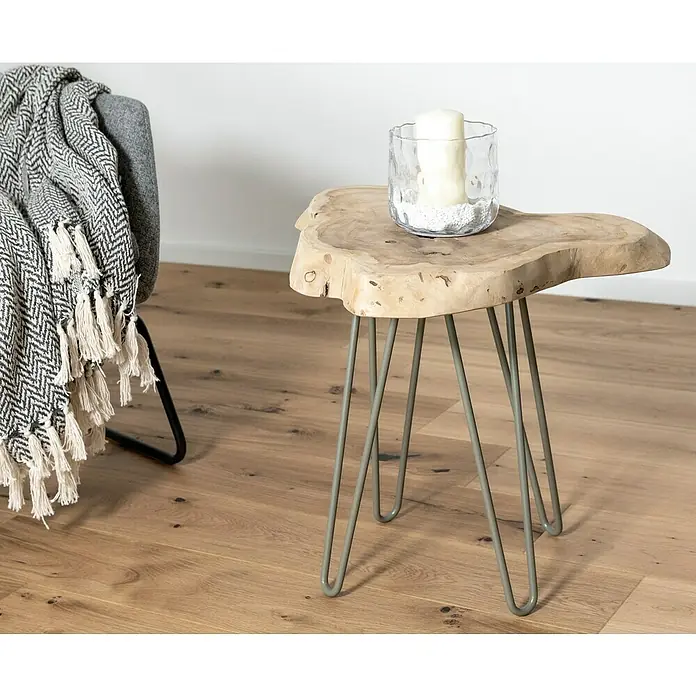 Wagner System Möbelfuß Hairpinlegs - Stahl, Höhe: 40 cm, Grau - Ein rustikaler Beistelltisch aus Holz mit drei Metallbeinen, dekoriert mit einer Kerze in einem Glasgefäß, verleiht dem Raum eine natürliche Note.