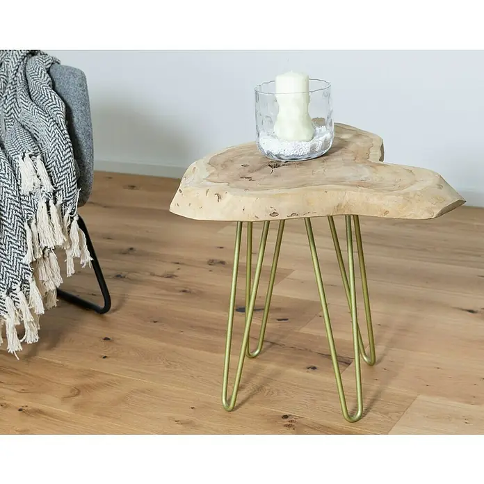 Wagner System Möbelfuß Hairpinlegs - Stahl, Höhe: 40 cm, Gold - Ein rustikaler Beistelltisch mit einer Baumscheibenplatte und goldenen Haarnadelbeinen, dekoriert mit einer Kerze im Glas, auf einem Holzboden.
