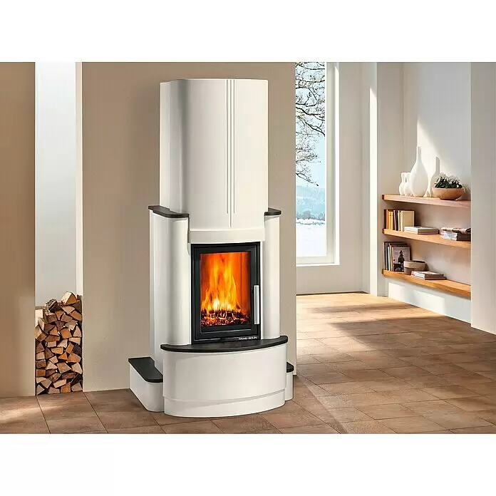 Haas+Sohn Kaminbausatz Roma-II - 7 kW, Raumheizvermögen: 180 m³, Farbe Stein: Ruivina, Unbehandelt - Moderner weißer Kaminofen mit brennendem Feuer, schwarzer Tür, in hellem Raum mit Winterblick und gestapeltem Holz.