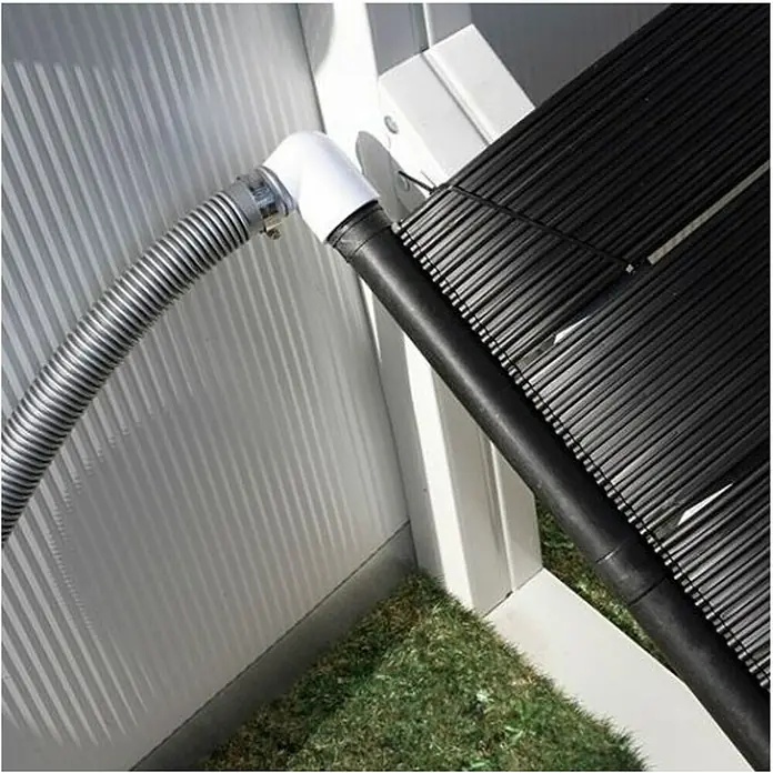 Gre Hervidor de agua eléctrico Solar - Aumenta la temperatura del agua hasta 6ºC. - Primer plano de un calentador de piscina conectado a una pared mediante una manguera y un codo.