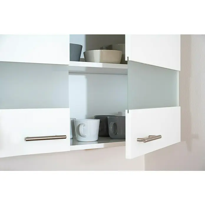 Respekta Küchenzeile Malia - Breite: 300 cm, Weiß, Mit Elektrogeräten, Dekor Arbeitsplatte: Holzoptik, Volumen Backofen: 72 l - Ein offener weißer Küchenschrank zeigt Keramikbecher und Schalen, die ordentlich aufgereiht sind. Moderne Optik mit klaren Linien.