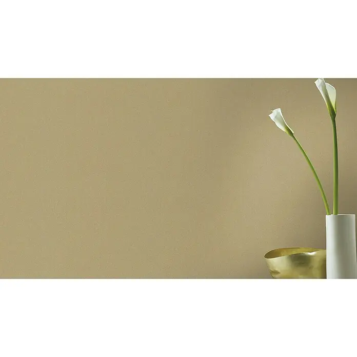FREUNDIN Vliestapete - Gold, Uni, 10,05 x 0,53 m - Nahaufnahme von zwei eleganten Calla-Lilien in einer weißen Vase und einer goldenen Schale, die einen ruhigen, modernen Look erzeugen.