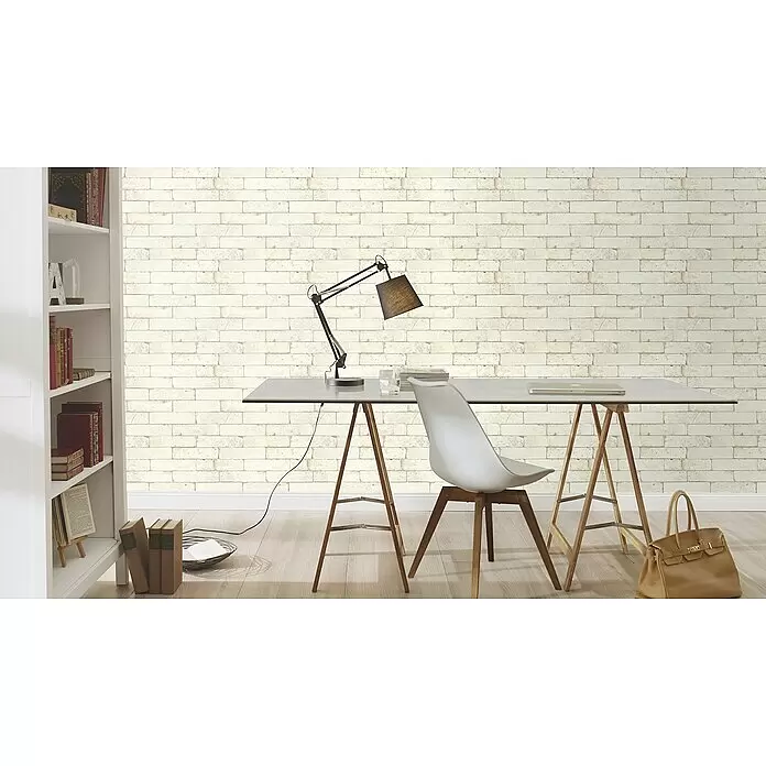 Rasch Vliestapete Factory 2 - Weiß, Steinoptik, 10,05 x 0,53 m - Cremefarbene Backstein-Tapete an einer Wand im Home-Office mit Schreibtisch und Bücherregal.