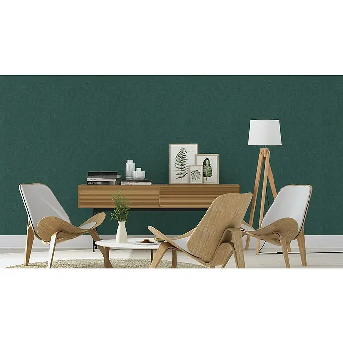 Rasch Factory 4 Vliestapete - Blau/Grün, Uni, 10,05 x 0,53 m - Das Bild zeigt ein modern eingerichtetes Wohnzimmer mit zwei Stühlen und einer Stehlampe. Der Hintergrund ist eine dunkelgrüne Wand.