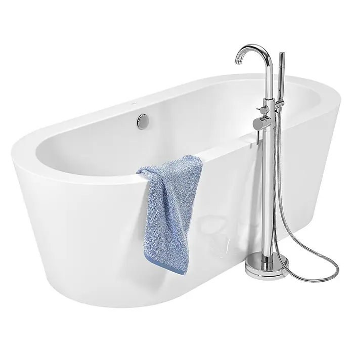 Camargue Freistehende Badewanne Style - L x B: 180 x 80 cm, Sanitäracryl, Weiß - Freistehende Badewanne mit Armatur und blauem Handtuch. Die Wanne ist aus weißem Material und hat eine ovale Form.