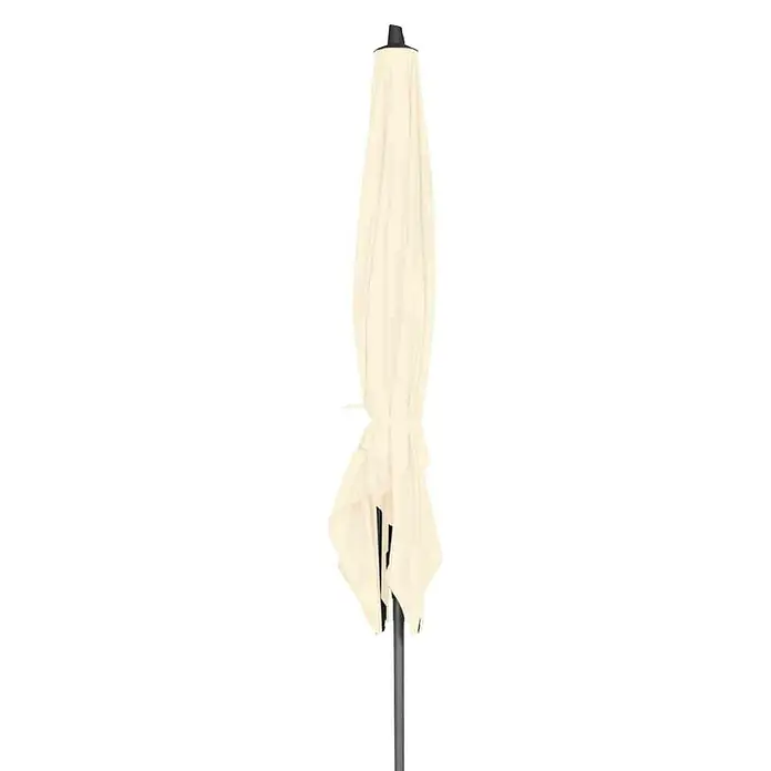 Siena Garden Marktschirm Avio - Ecru, Bespannungsmaß (L x B): 250 x 250 cm - Nahaufnahme eines geschlossenen, cremefarbenen Sonnenschirms mit Ständer. Der Schirm ist sorgfältig zusammengebunden und bereit für die Lagerung.