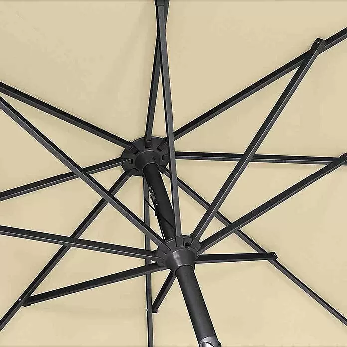 Siena Garden Marktschirm Avio - Ecru, Bespannungsmaß (L x B): 250 x 250 cm - Unterseite eines beigefarbenen Sonnenschirms, die das robuste schwarze Metallgestell mit vielen Streben zum Mittelpfosten zeigt.