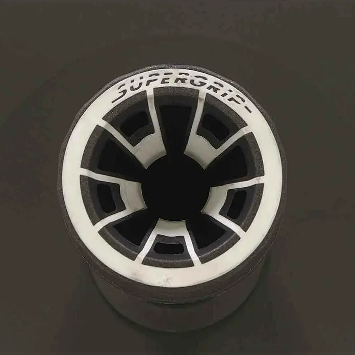 Siena Garden Schirmständer - Anthrazit, 30 kg, Für Rohrdurchmesser: 21 mm - 54 mm - Nahaufnahme einer SuperGrip Golftrainingshilfe, die ein Lochdesign mit weißem Rand und dunklem Kern zeigt.