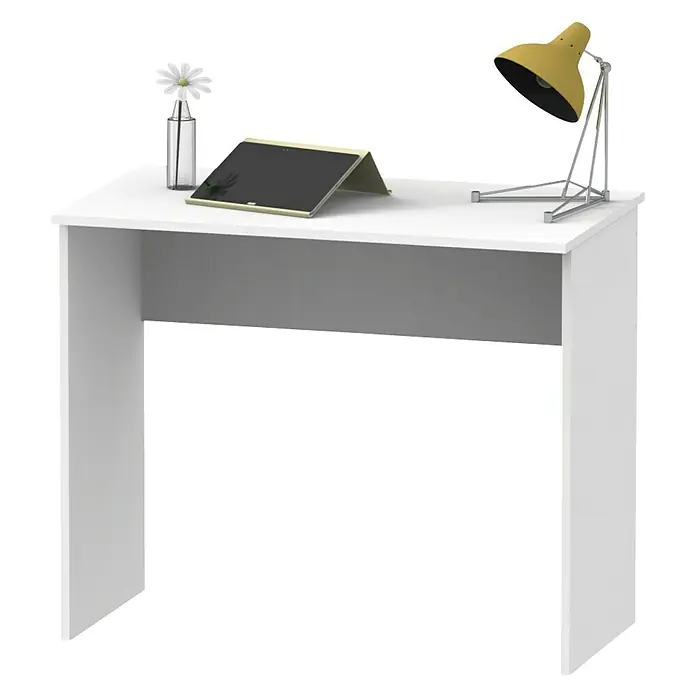 Muebles Pitarch Tibet Mesa de escritorio y estantería - 2 pzs., Blanco - La imagen muestra un escritorio blanco con lámpara, tableta y una flor en un jarrón, perfecto para el espacio de trabajo.