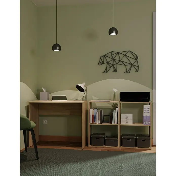 Muebles Pitarch Tibet Mesa de escritorio - L x An x Al: 50 x 90 x 75 cm, Roble - Un escritorio luminoso con estantes, una lámpara y elementos decorativos en un entorno de trabajo.