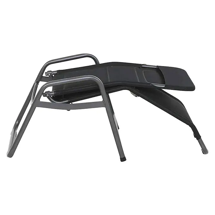Gartenliege Fano - Schwarz, Metall, Klappbar - Umgeklappter, grauer Relaxsessel mit schwarzem Bezug. Das Produkt ist für den Innen- und Außenbereich geeignet und leicht zu transportieren.