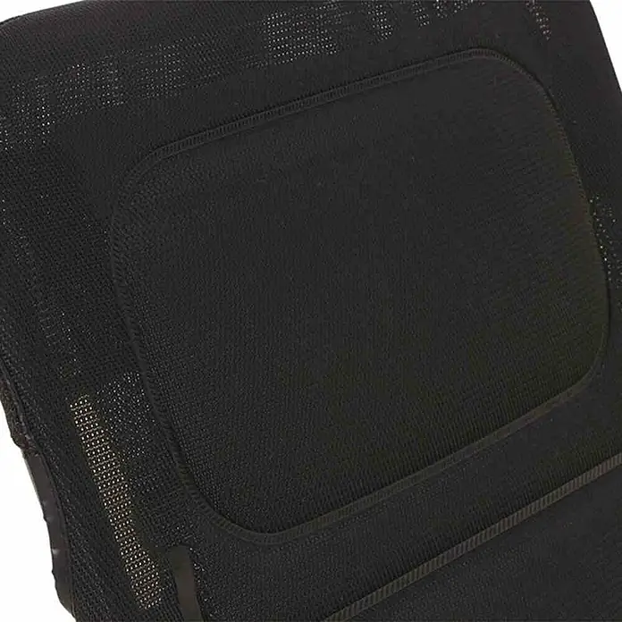 Gartenliege Fano - Schwarz, Metall, Klappbar - Nahaufnahme einer schwarzen Bürostuhl-Rückenlehne mit atmungsaktivem Netzgewebe und Lordosenstütze für ergonomischen Komfort.