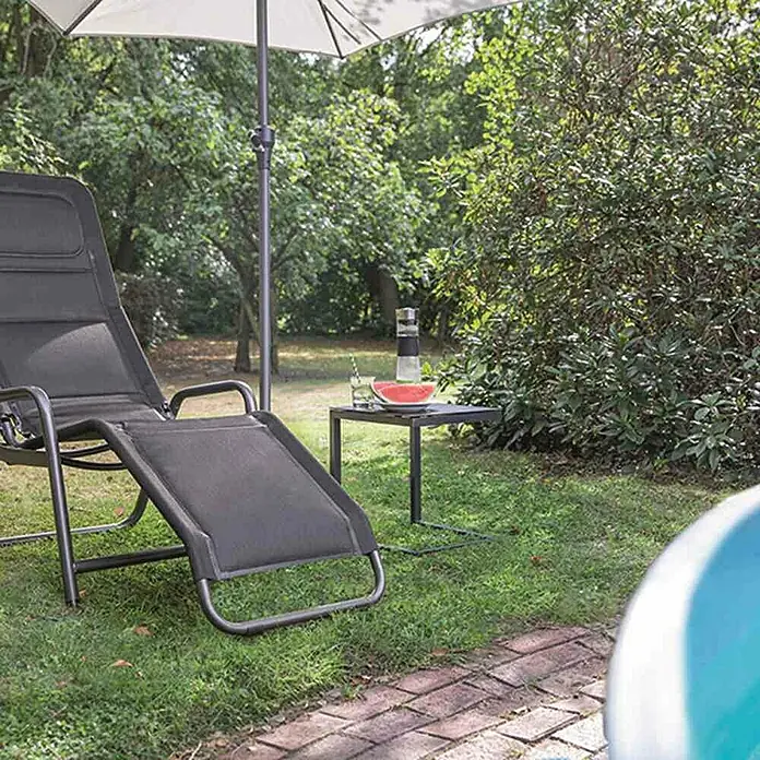 Gartenliege Fano - Schwarz, Metall, Klappbar - Entspannen Sie auf einer schwarzen Sonnenliege im Garten, mit einem Beistelltisch für Erfrischungen wie Wasser und Wassermelone.
