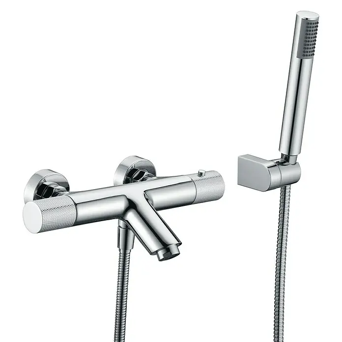 Imex Line Grifo termostático de bañera - Cromo - Primer plano de un brillante grifo de ducha cromado con rociador de mano y detalles precisos sobre un fondo negro.