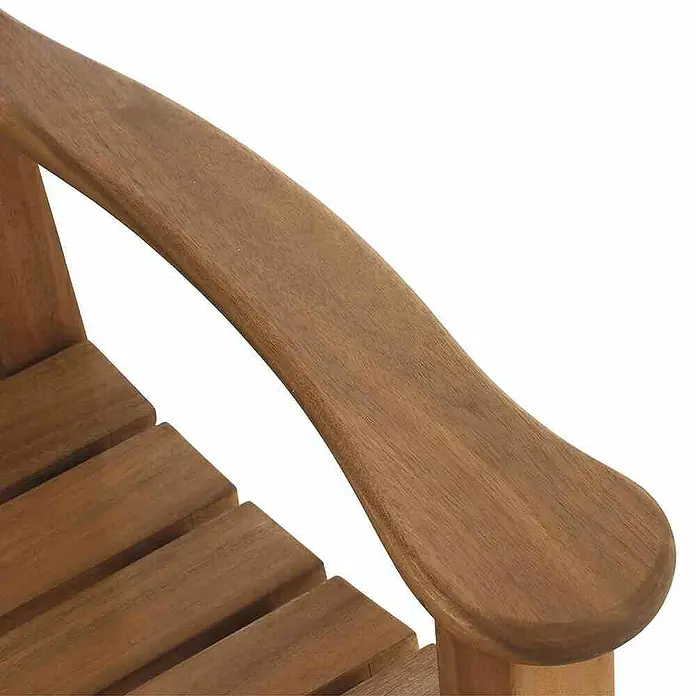 Siena Garden Gartenbank Dublin - B x T x H: 161 x 67 x 89 cm, Akazienholz, Naturbraun - Detailaufnahme eines Armlehnstuhls aus Holz, der Komfort und natürliche Eleganz vereint. Die Holzstruktur verleiht Wärme.