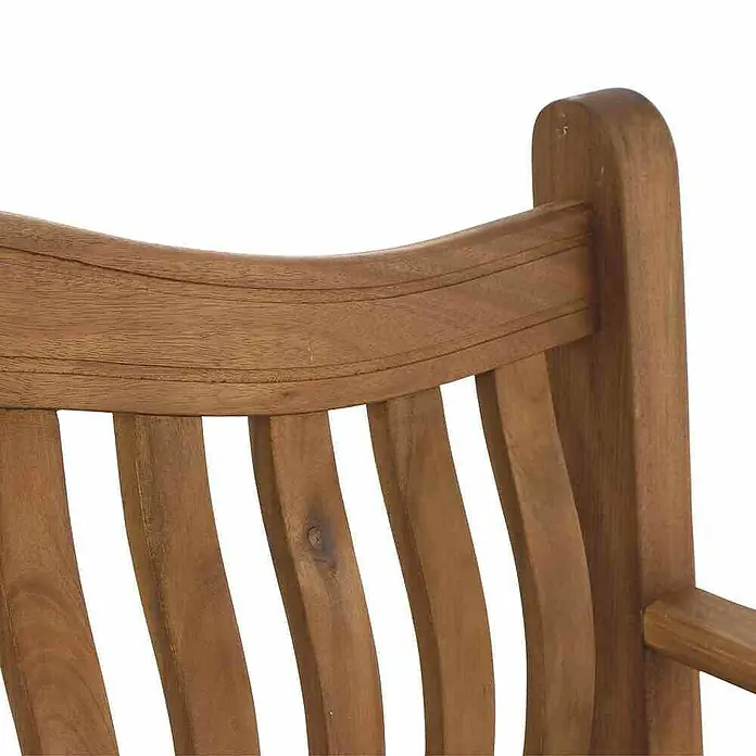 Siena Garden Gartenbank Dublin - B x T x H: 161 x 67 x 89 cm, Akazienholz, Naturbraun - Detailaufnahme einer Gartenbank aus Teakholz, die die natürliche Holzmaserung und die geschwungenen Linien des Designs hervorhebt.