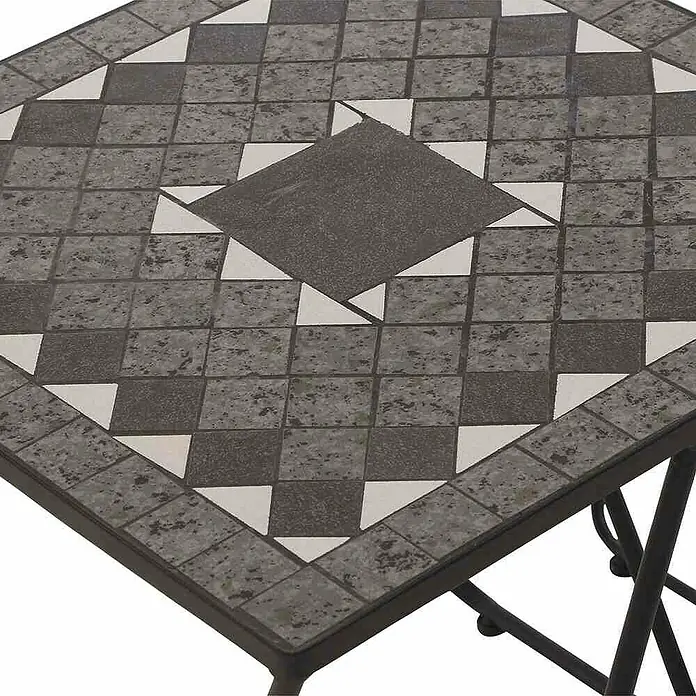 Siena Garden Gartentisch-Set Como - Gesamtumfang: 2 -tlg., L x B x H: 51 x 51 x 56 cm, Stahl, Keramik - Nahaufnahme eines quadratischen Mosaiktisches mit dunklem Metallrahmen und einem Muster aus grauen und weißen Kacheln.