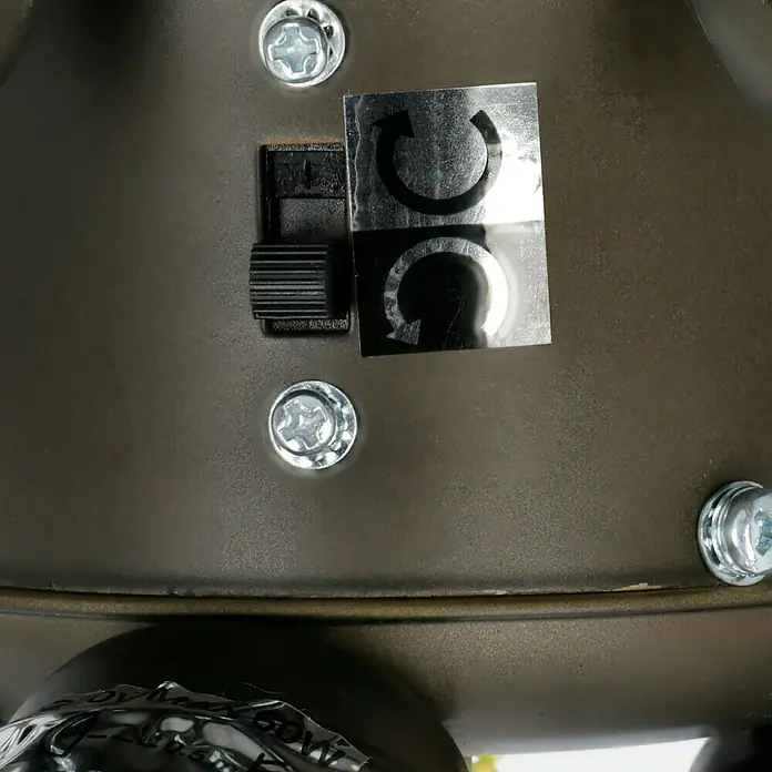 Voltomat Deckenventilator Ontario - Walnuss/Kirsche, 106 cm, 60 W - Nahaufnahme einer Deckenventilatorsteuerung mit Schalter und Richtungsanzeigen zur Steuerung der Luftzirkulation im Raum.